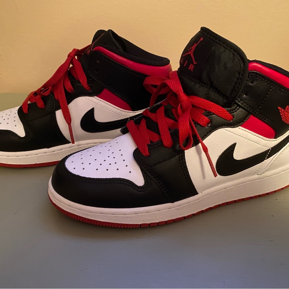 Boys youth Jordan’s size 6Y